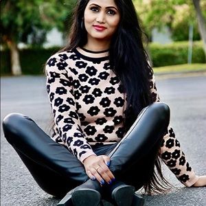 DAISY CREW NECK SWEATER , SIZE - LARGE